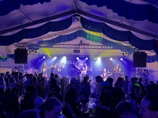 Feuerwehrfest Kühlenthal 🧯🚨🚒 Mega Stimmung und volles Zelt bei der @ffw_kuehlenthal  Danke an unsere Partner @staber_av & @sebirhsn  #jollysound #partyband #bellanapoli #unterbaarer