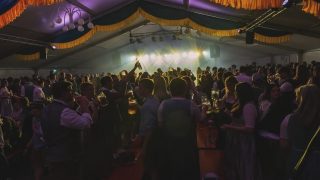 Gigantischer Abschluss der Bierzeltsaison 🍻 auf dem  @kiwanis.oktoberfest - Danke an den mega Support von @staber_av mit @max.denk.06 am Mischpult, an @sebirhsn für die fulminante Lichtshow und @voicefactory_augsburg für das Schleifen unserer wichtigsten Instrumente. 😃🎤📣🎵🎙️

Ein besonderes Dankeschön geht an @jessestaber , der uns an den Keys ausgeholfen hat. Geiler Typ! 😎
Danke für den anschließenden Absacker bei Dir zu Hause mit feinsten Kulinarik von @viadelgusto_de 🧀🥓🇮🇹

Wir gehen jetzt in den Erholungsmodus und sehen uns im @starclub_donauwoerth am 20.12.2025. Wer keine Karten mehr bekommen hat - schaut doch am 02.04.2026 im @spectrumclubaugsburg vorbei.

Bis bald,
eure Jolly‘s