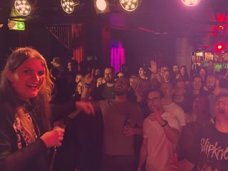 AUSVERKAUFT @starclub_donauwoerth 🤘
So eine Energie, so ein Publikum - genau dafür lieben wir Live-Musik und das was wir tun. 🫶❤️‍🔥
Danke für diesen sehr geilen Gig! 🔥

Wer keine Karten ergattern konnte:
02.04.2026 @spectrumclubaugsburg
Link zu den Tickets in der Bio.
 -> Weltbestes „Last-Minute-Weihnachtsgeschenk“

#jollysound #coverband #starclubdonauwörth #dieärzte